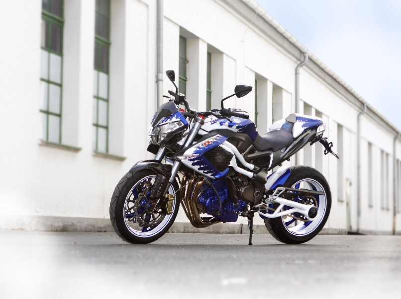Une Benelli de 1236 cc, 160cv et Bleue..... 1