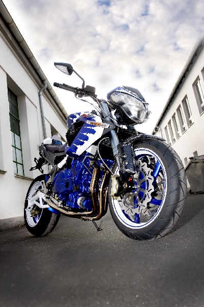 Une Benelli de 1236 cc, 160cv et Bleue..... 2