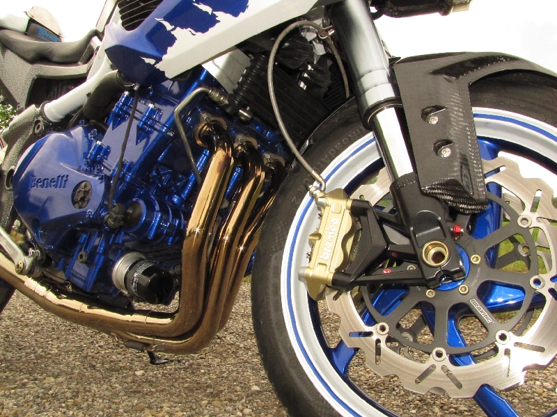 Une Benelli de 1236 cc, 160cv et Bleue..... 5